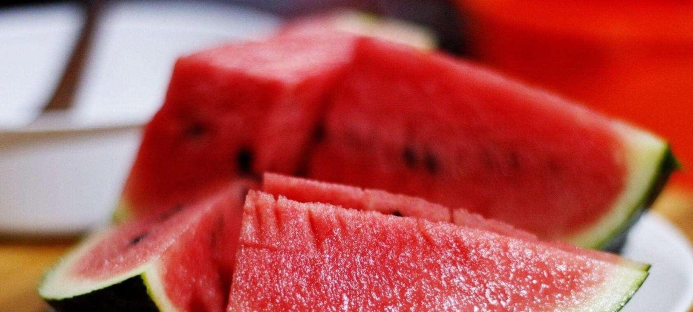 一月金毛的水果盛宴（探究金毛喜欢吃什么水果及其营养价值）